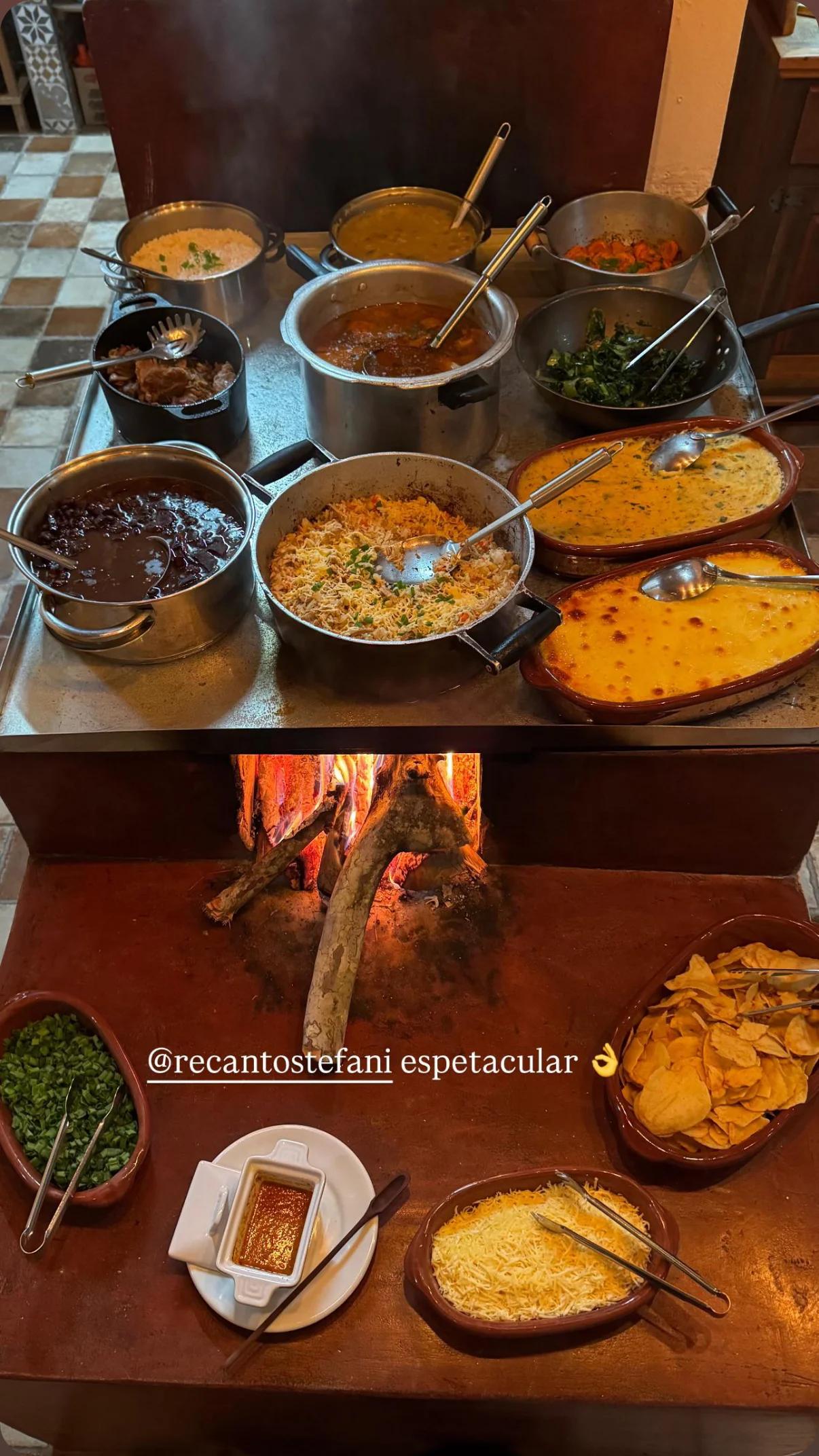 Jantar mineiro preparado no fogão a lenha