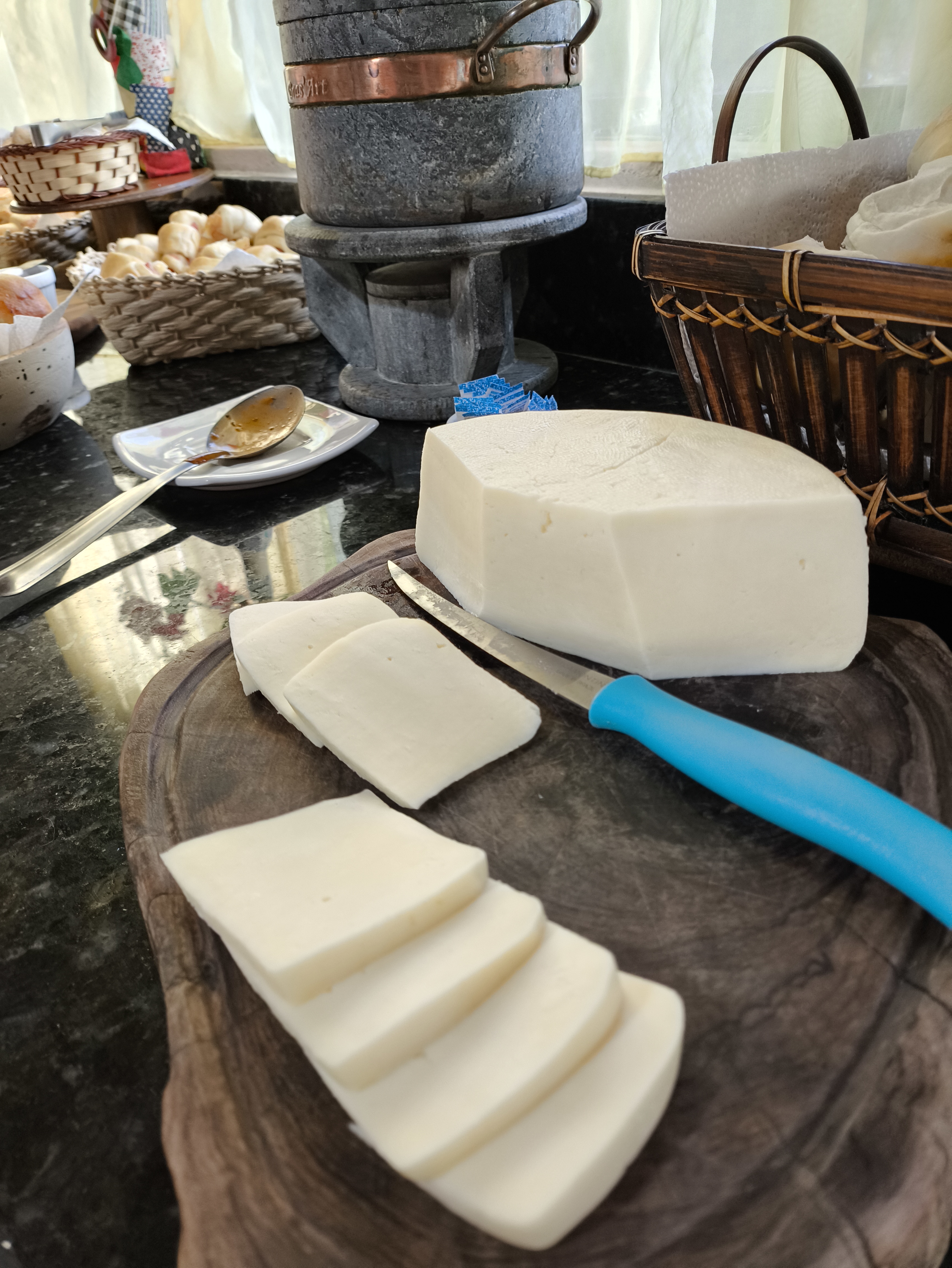 Café da manhã artesanal com frutas e quitandas mineiras